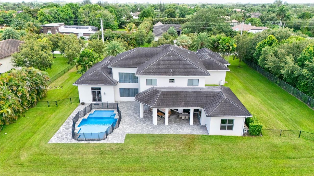 待售: $3,870,000 (7 贝兹, 6 浴室, 5828 平方英尺)