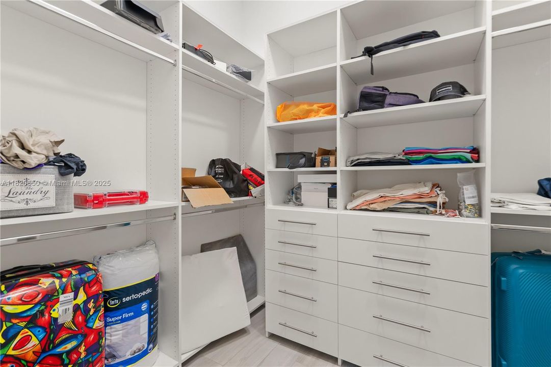 待售: $3,870,000 (7 贝兹, 6 浴室, 5828 平方英尺)