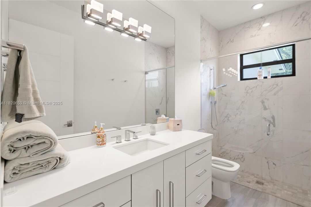 待售: $3,870,000 (7 贝兹, 6 浴室, 5828 平方英尺)