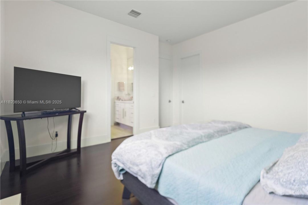 待售: $3,870,000 (7 贝兹, 6 浴室, 5828 平方英尺)