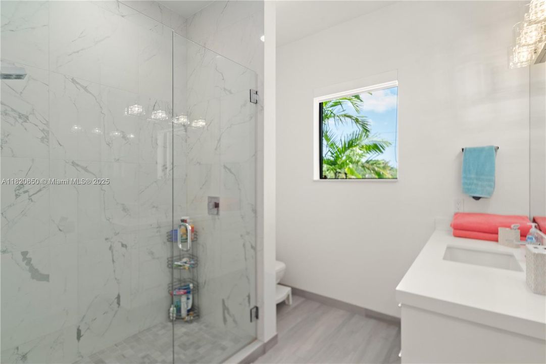 待售: $3,870,000 (7 贝兹, 6 浴室, 5828 平方英尺)