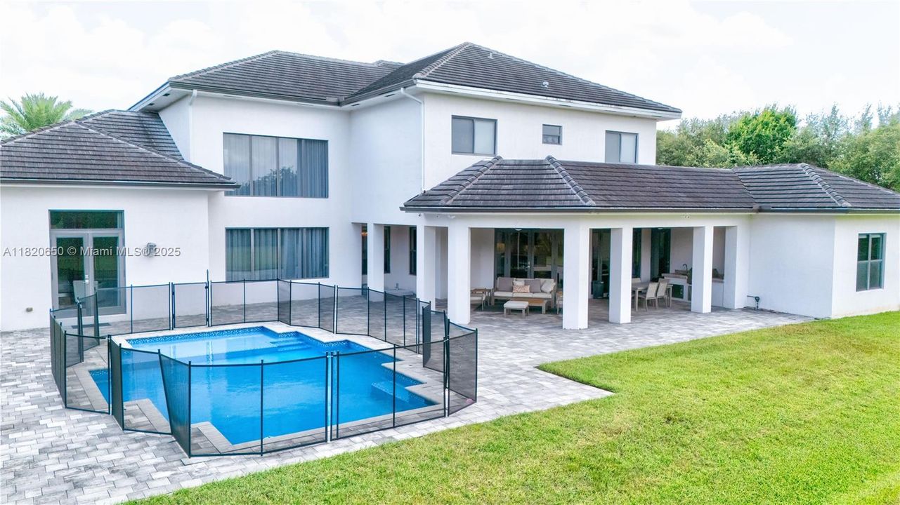 待售: $3,870,000 (7 贝兹, 6 浴室, 5828 平方英尺)