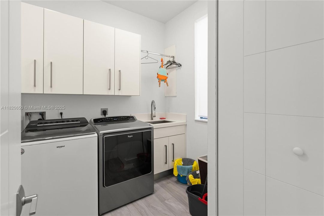 待售: $3,870,000 (7 贝兹, 6 浴室, 5828 平方英尺)