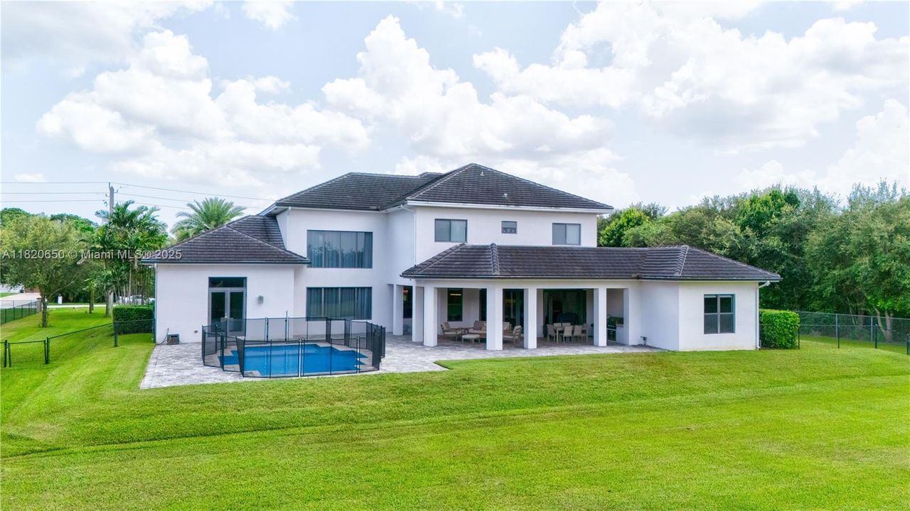 待售: $3,870,000 (7 贝兹, 6 浴室, 5828 平方英尺)