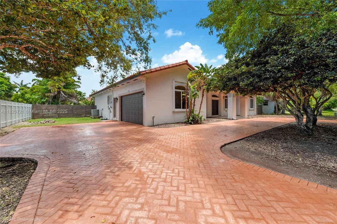 Active With Contract: $1,199,000 (4 beds, 3 baths, 2467 Square Feet)