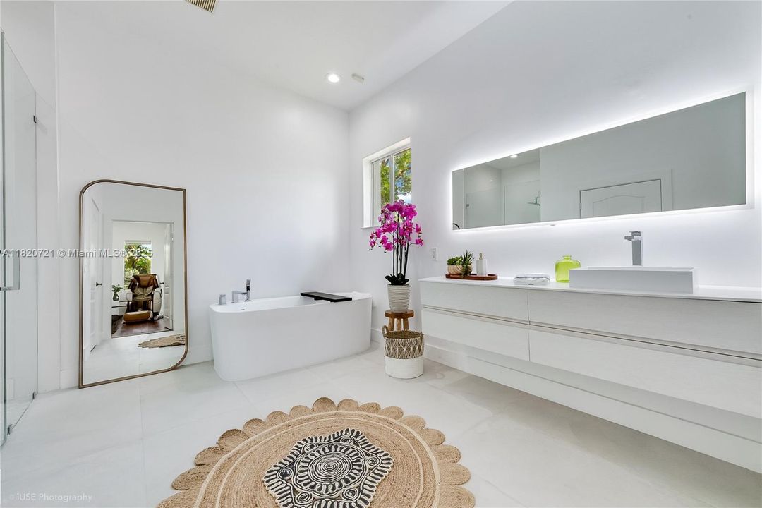 Active With Contract: $1,199,000 (4 beds, 3 baths, 2467 Square Feet)