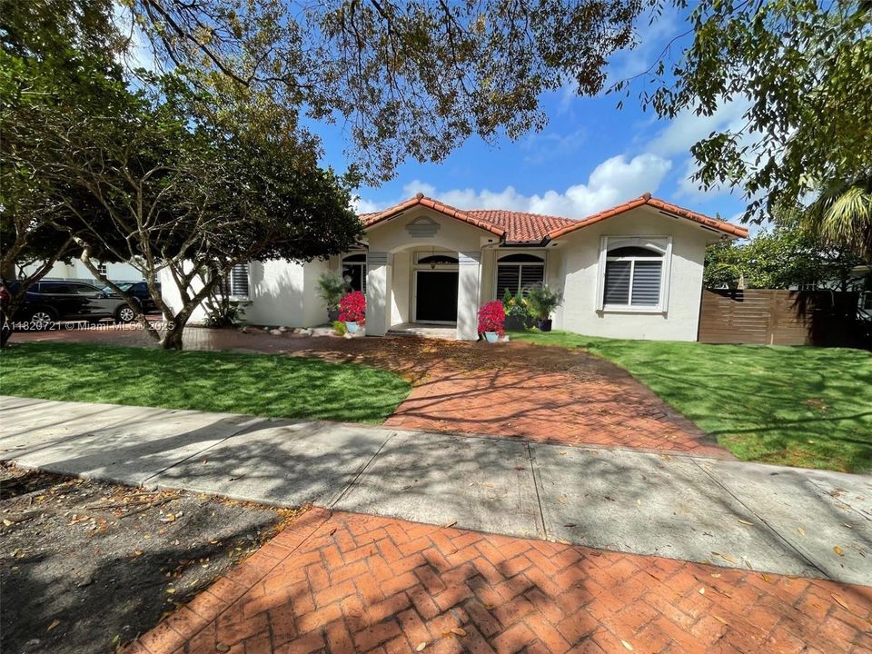 Active With Contract: $1,199,000 (4 beds, 3 baths, 2467 Square Feet)