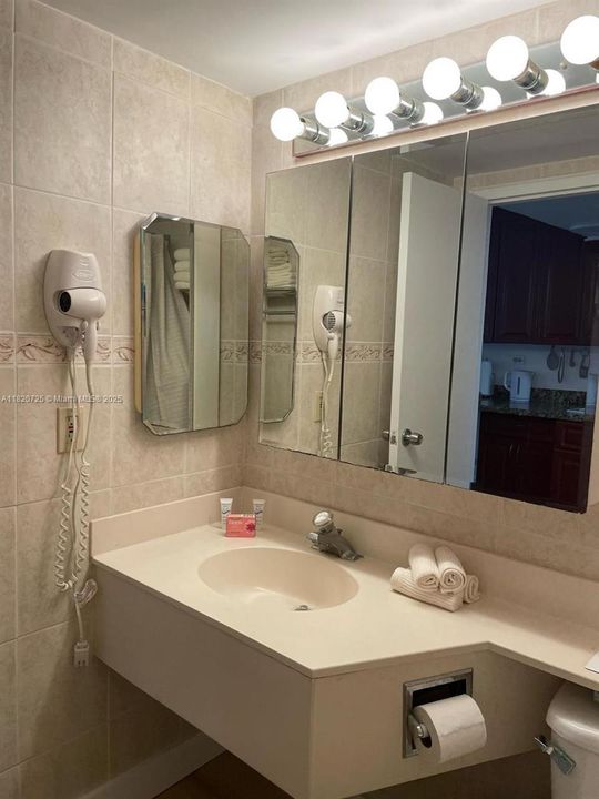 最近售出: $95,000 (0 贝兹, 1 浴室, 360 平方英尺)