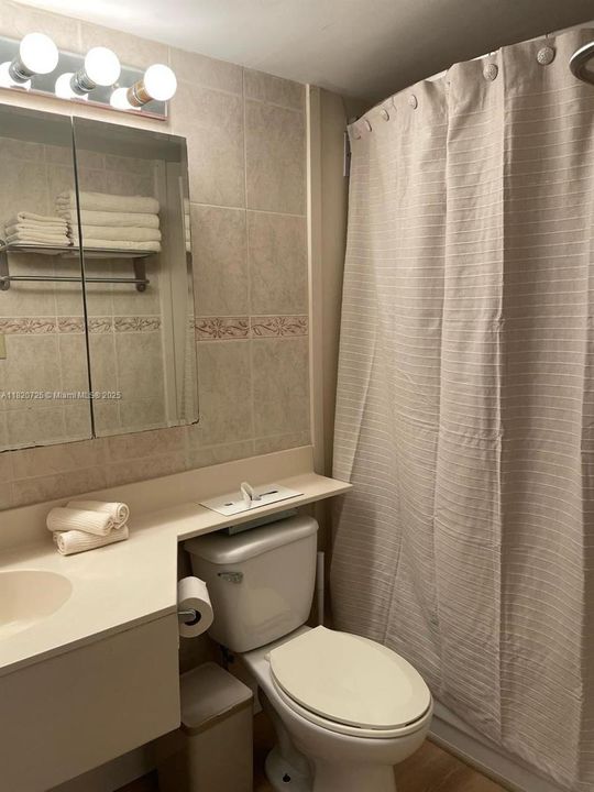 最近售出: $95,000 (0 贝兹, 1 浴室, 360 平方英尺)