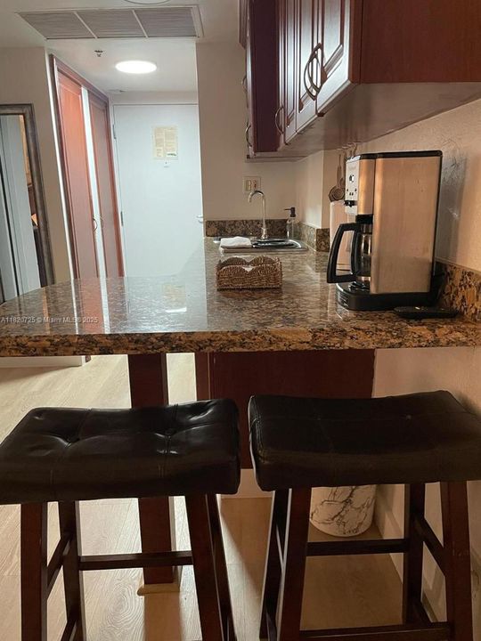 最近售出: $95,000 (0 贝兹, 1 浴室, 360 平方英尺)