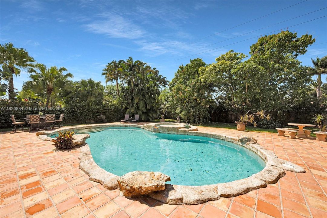 Под контрактом: $1,049,999 (4 спален, 3 ванн, 2201 Квадратных фут)