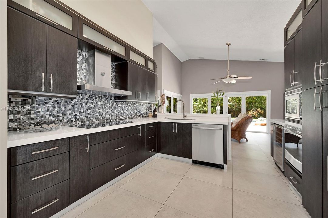 Под контрактом: $1,049,999 (4 спален, 3 ванн, 2201 Квадратных фут)