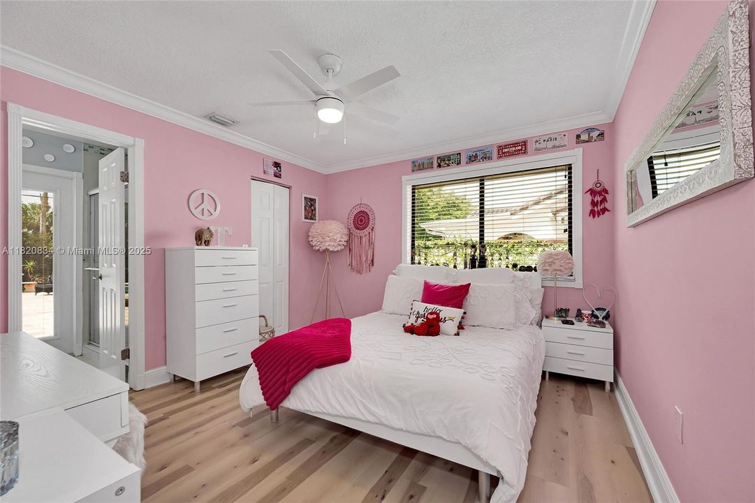 Под контрактом: $1,049,999 (4 спален, 3 ванн, 2201 Квадратных фут)