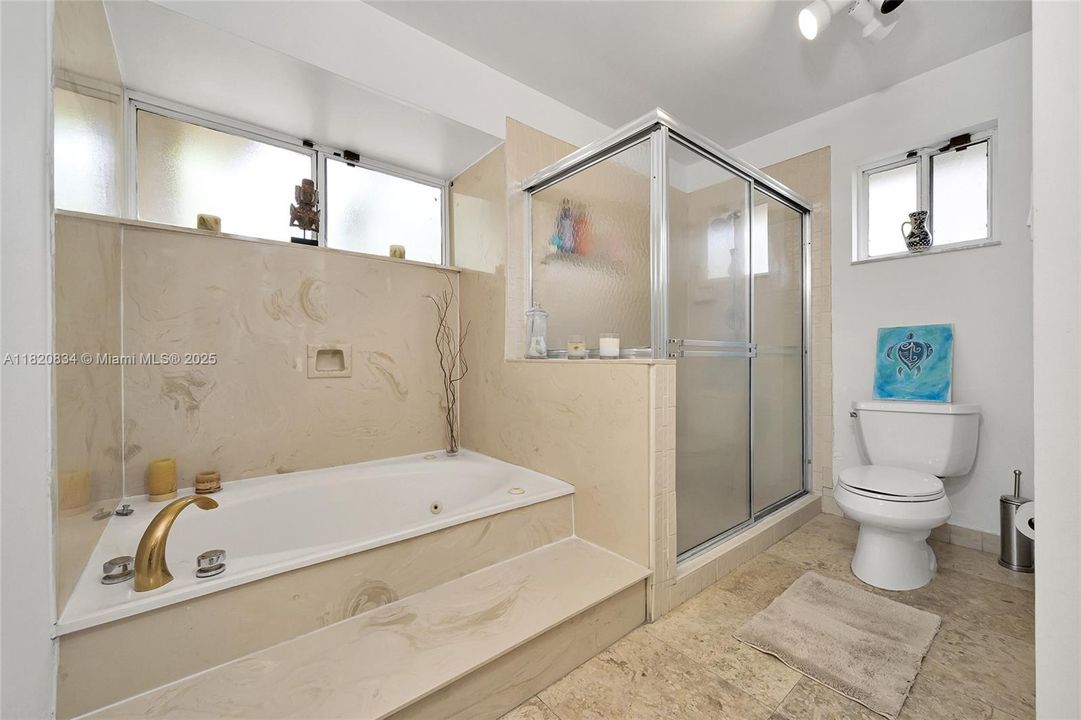 Под контрактом: $1,049,999 (4 спален, 3 ванн, 2201 Квадратных фут)