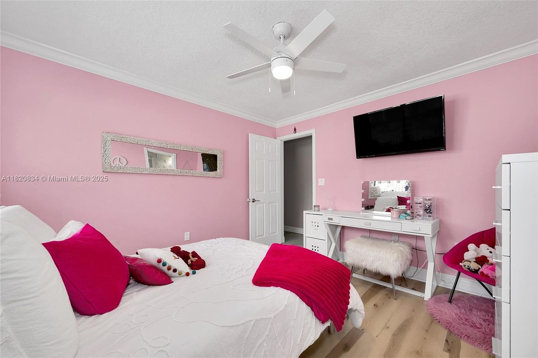 Под контрактом: $1,049,999 (4 спален, 3 ванн, 2201 Квадратных фут)