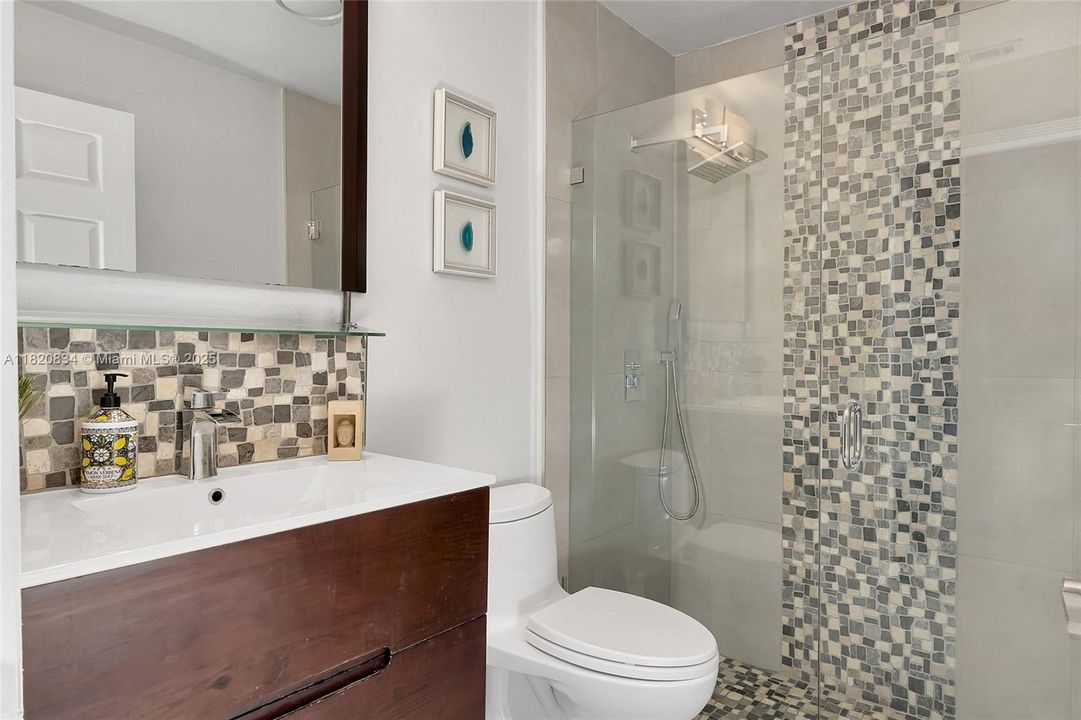 Под контрактом: $1,049,999 (4 спален, 3 ванн, 2201 Квадратных фут)