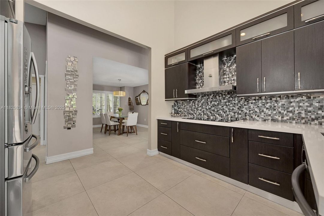 Под контрактом: $1,049,999 (4 спален, 3 ванн, 2201 Квадратных фут)