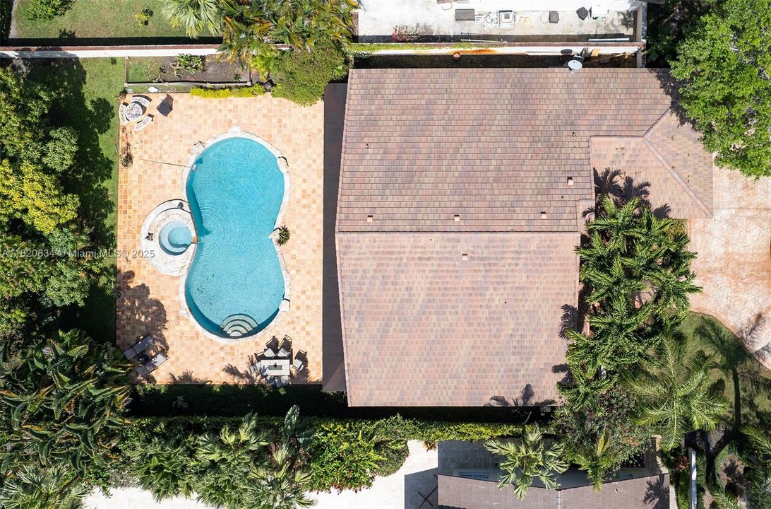 Под контрактом: $1,049,999 (4 спален, 3 ванн, 2201 Квадратных фут)