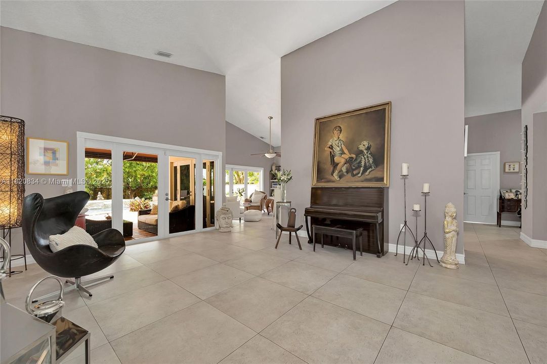 Под контрактом: $1,049,999 (4 спален, 3 ванн, 2201 Квадратных фут)