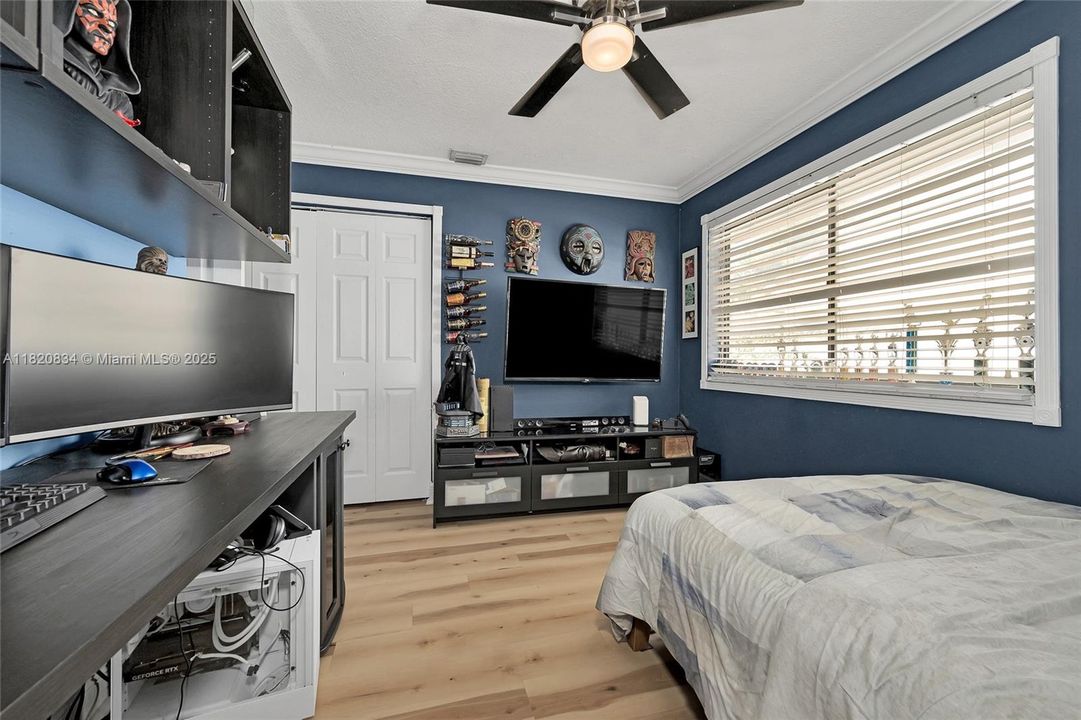 Под контрактом: $1,049,999 (4 спален, 3 ванн, 2201 Квадратных фут)