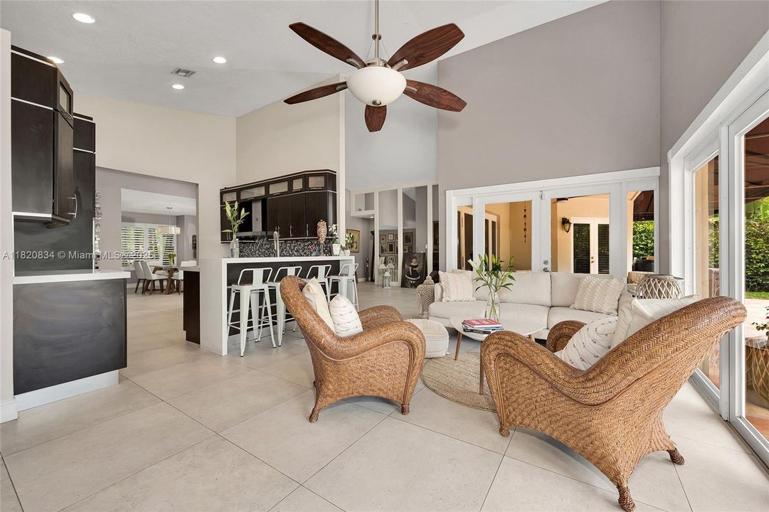 Под контрактом: $1,049,999 (4 спален, 3 ванн, 2201 Квадратных фут)