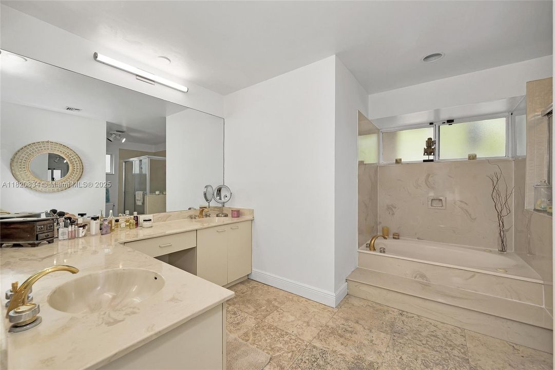 Под контрактом: $1,049,999 (4 спален, 3 ванн, 2201 Квадратных фут)