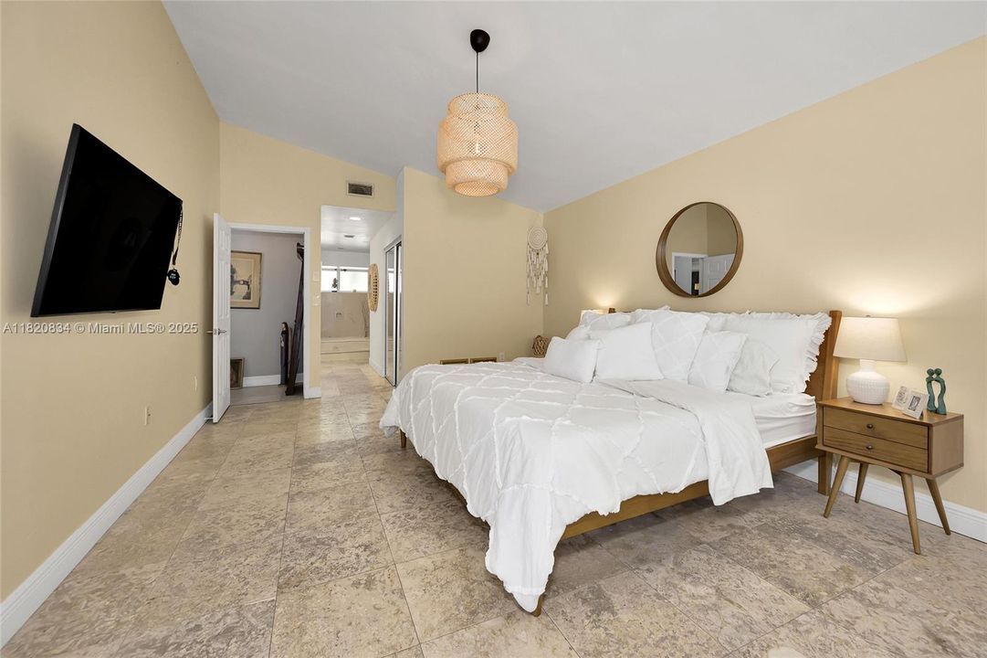 Под контрактом: $1,049,999 (4 спален, 3 ванн, 2201 Квадратных фут)