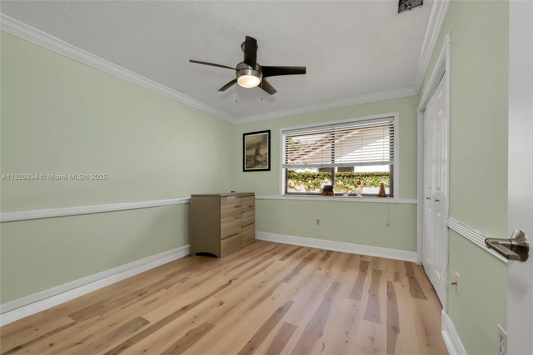 Под контрактом: $1,049,999 (4 спален, 3 ванн, 2201 Квадратных фут)