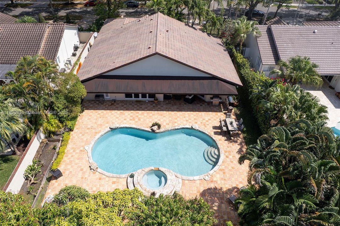 Под контрактом: $1,049,999 (4 спален, 3 ванн, 2201 Квадратных фут)