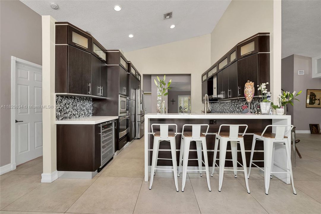 Под контрактом: $1,049,999 (4 спален, 3 ванн, 2201 Квадратных фут)