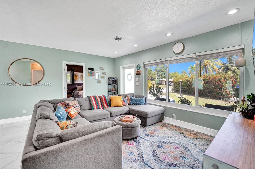 Recently Sold: $479,000 (3 beds, 2 baths, 1266 Square Feet)