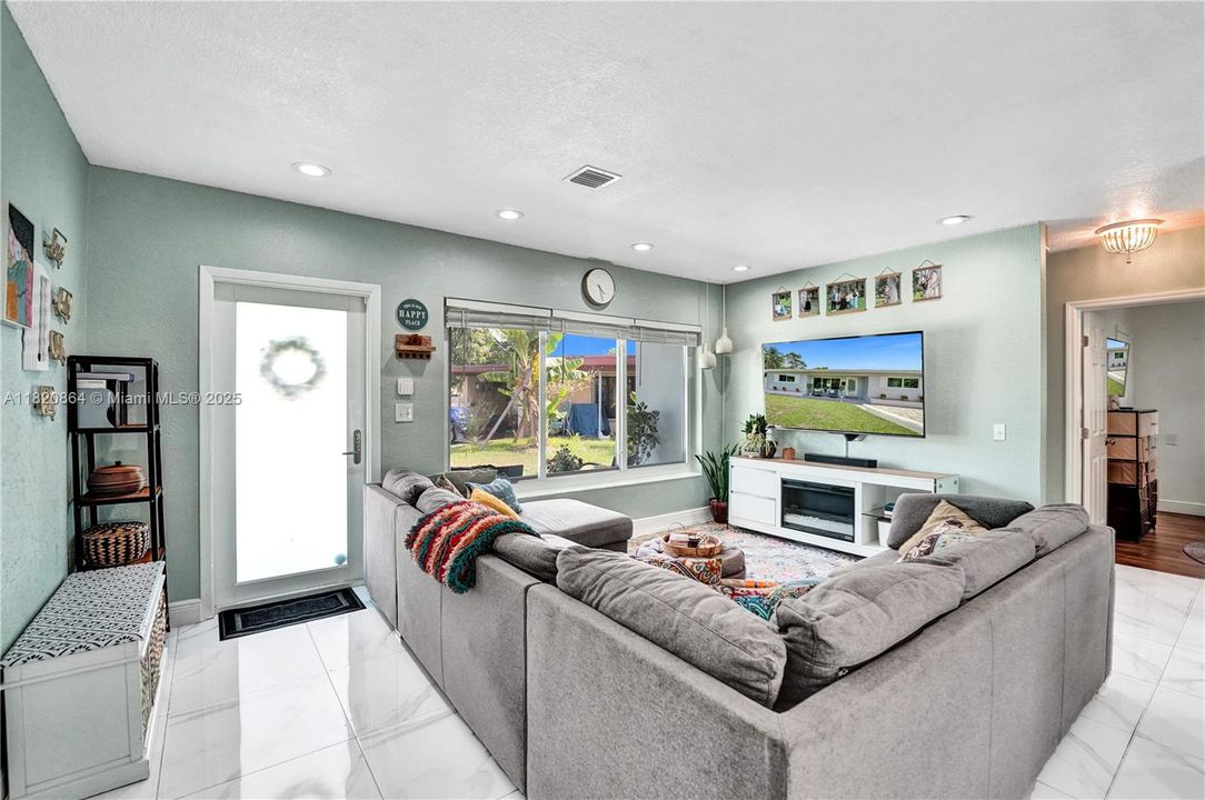 Recently Sold: $479,000 (3 beds, 2 baths, 1266 Square Feet)