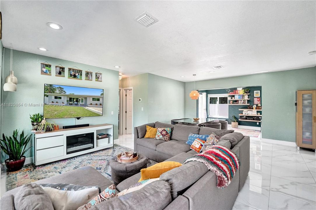 Recently Sold: $479,000 (3 beds, 2 baths, 1266 Square Feet)