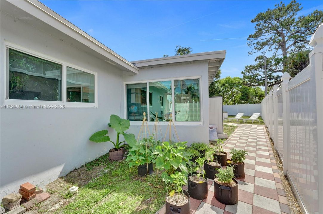 Recently Sold: $479,000 (3 beds, 2 baths, 1266 Square Feet)