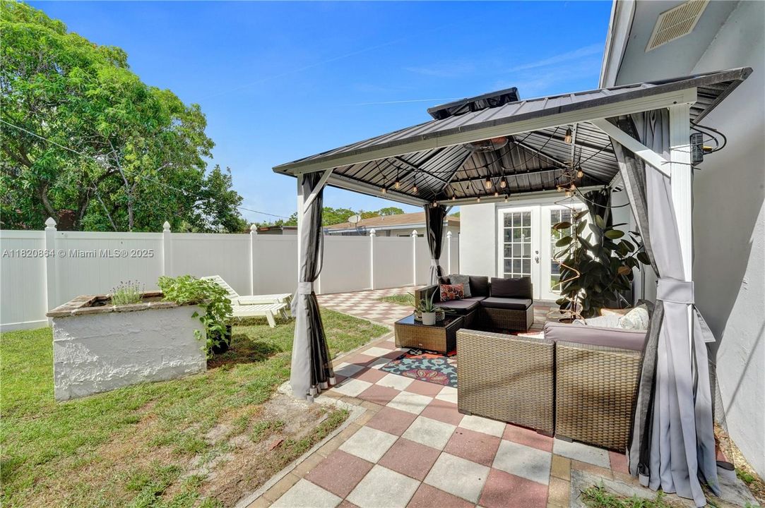 Recently Sold: $479,000 (3 beds, 2 baths, 1266 Square Feet)