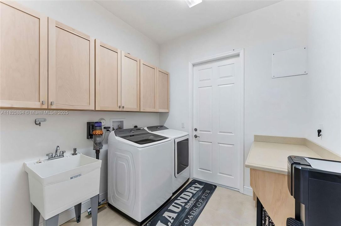 For Sale: $1,800,000 (5 beds, 4 baths, 4143 Square Feet)