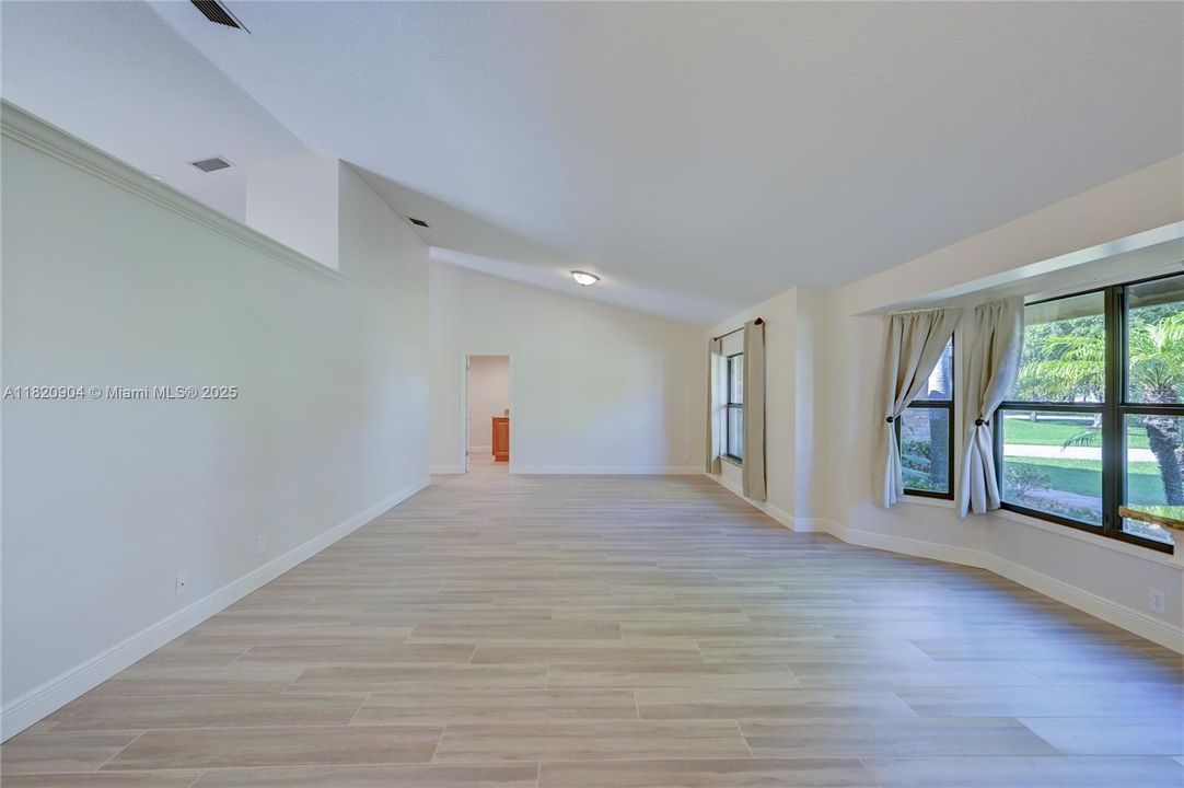 最近租的: $6,995 (4 贝兹, 2 浴室, 2734 平方英尺)