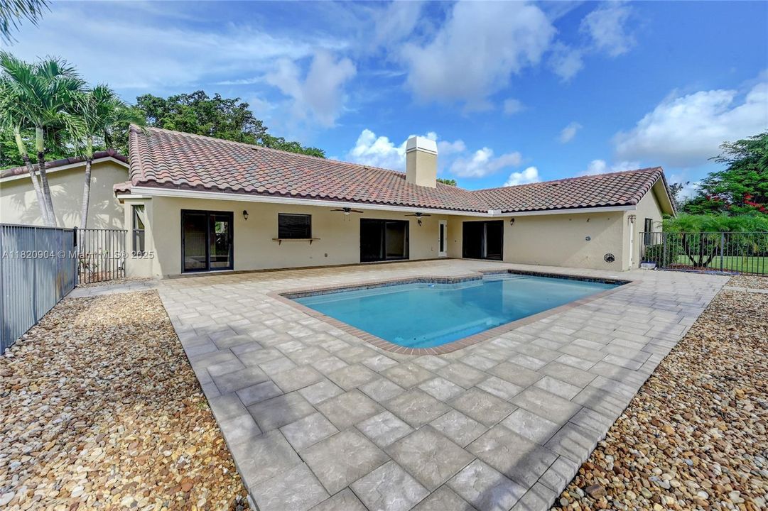 最近租的: $6,995 (4 贝兹, 2 浴室, 2734 平方英尺)