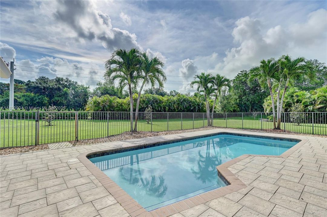 最近租的: $6,995 (4 贝兹, 2 浴室, 2734 平方英尺)