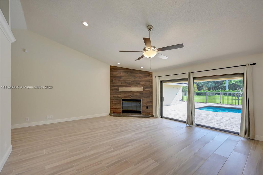 最近租的: $6,995 (4 贝兹, 2 浴室, 2734 平方英尺)