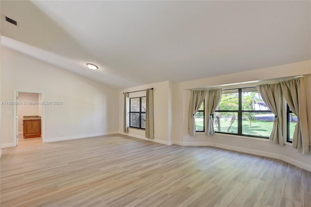 最近租的: $6,995 (4 贝兹, 2 浴室, 2734 平方英尺)