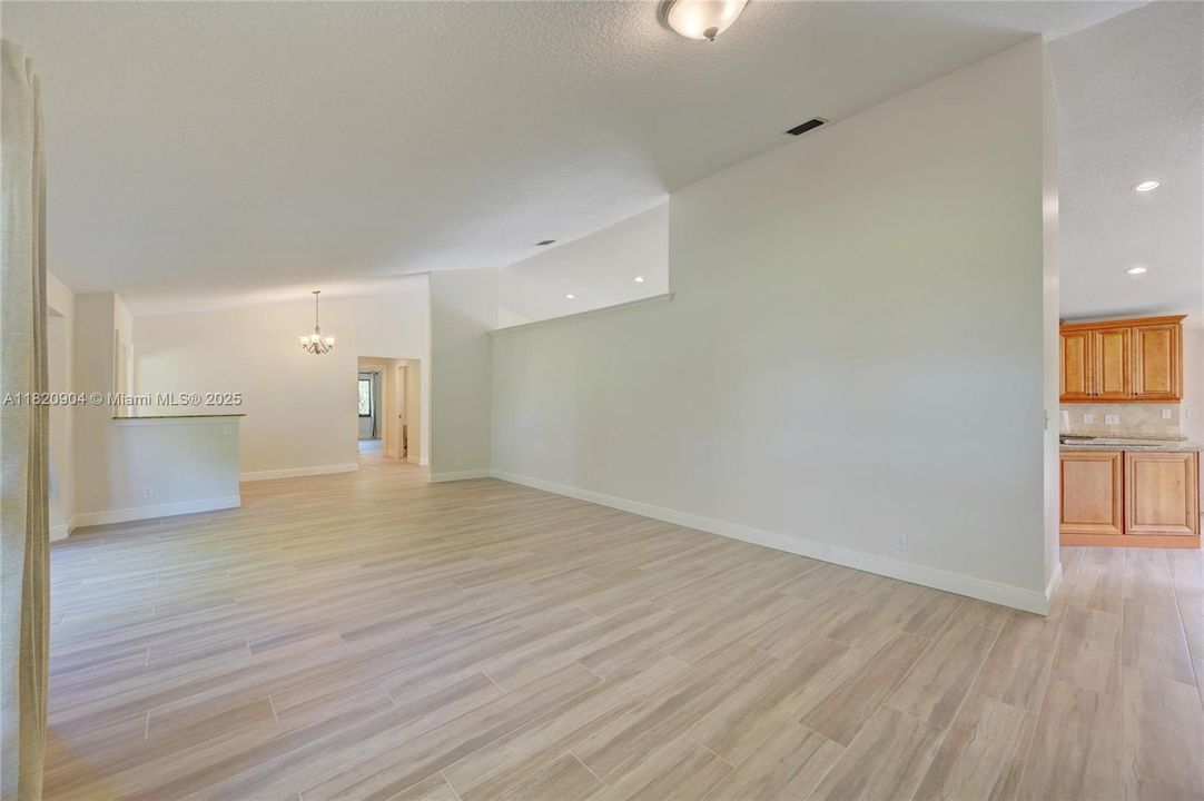 最近租的: $6,995 (4 贝兹, 2 浴室, 2734 平方英尺)