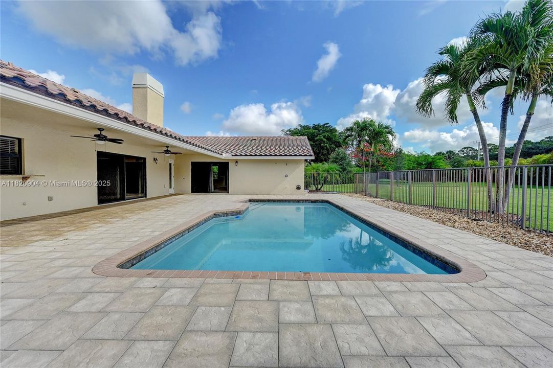 最近租的: $6,995 (4 贝兹, 2 浴室, 2734 平方英尺)