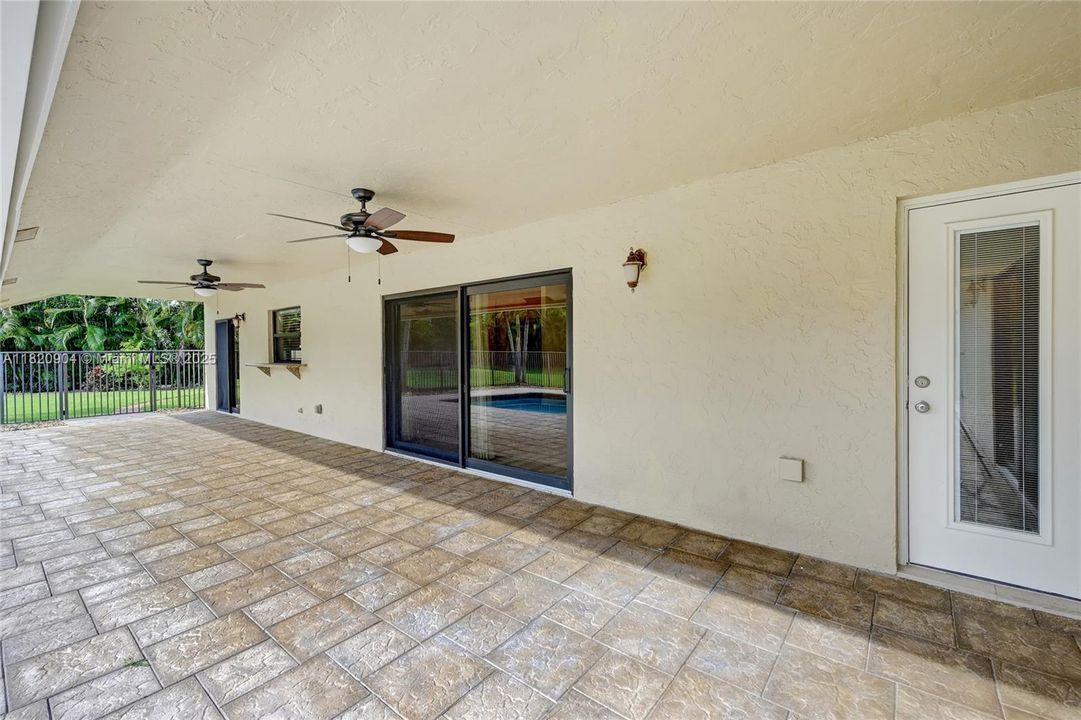 最近租的: $6,995 (4 贝兹, 2 浴室, 2734 平方英尺)