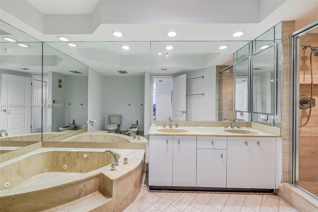 For Sale: $550,000 (2 beds, 2 baths, 1560 Square Feet)