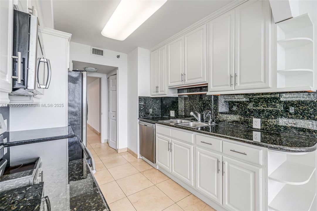 For Sale: $550,000 (2 beds, 2 baths, 1560 Square Feet)