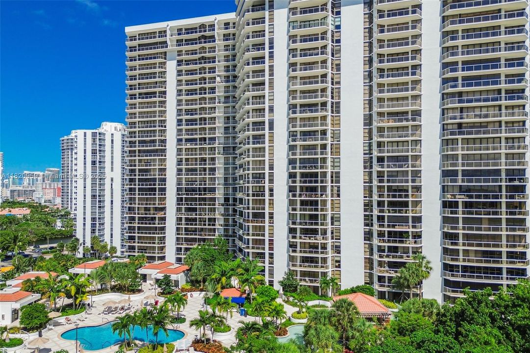 For Sale: $550,000 (2 beds, 2 baths, 1560 Square Feet)