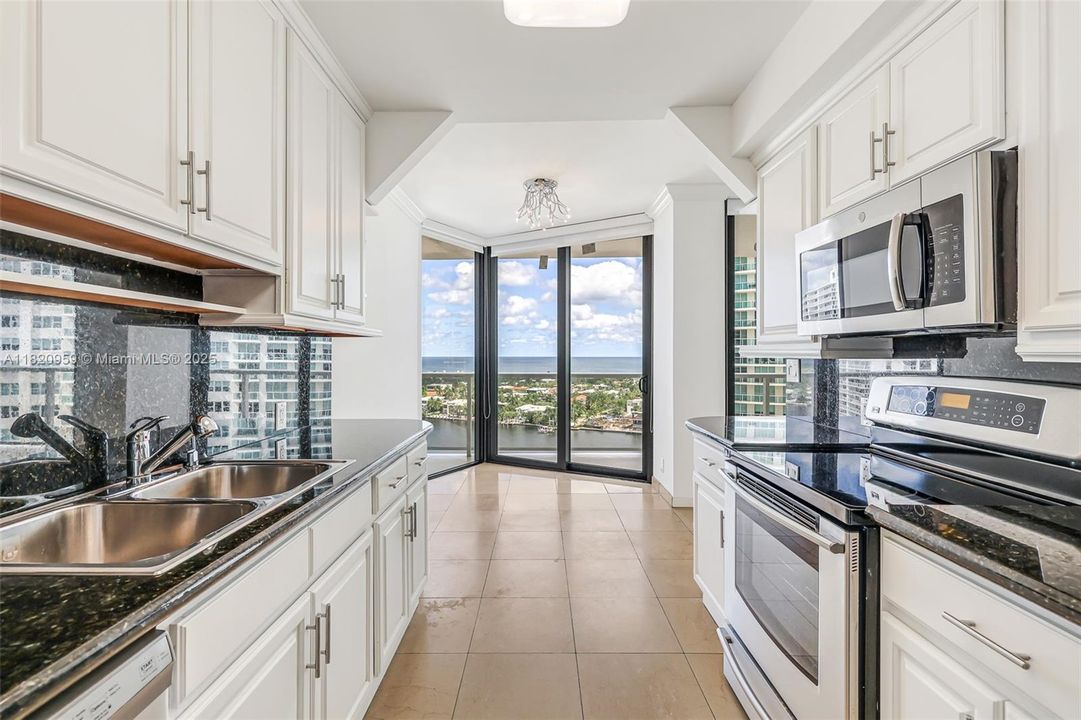 For Sale: $550,000 (2 beds, 2 baths, 1560 Square Feet)