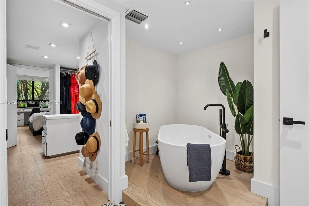 For Sale: $1,195,000 (3 beds, 2 baths, 1600 Square Feet)