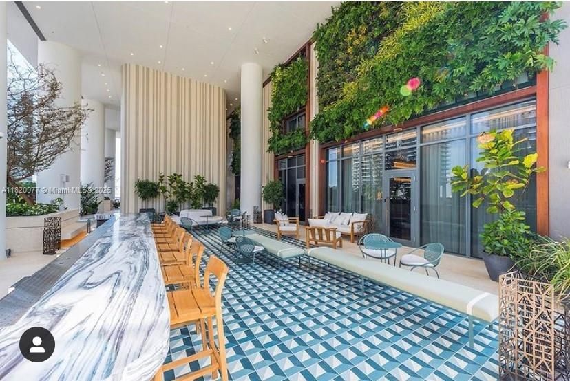 Luxury amenities - Full bar, pool, gym